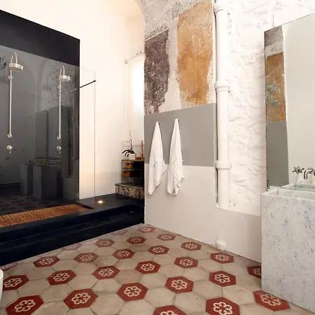 Capri Kronos Design - 2 King Beds, With Gym, & Jacuzzi Holiday home *